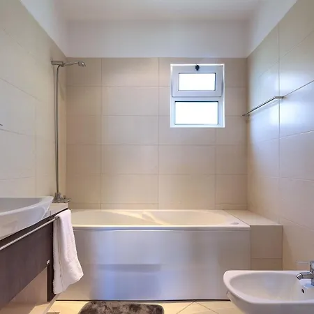 Ferienhaus Fuer 6 Personen Ca 200 M In Canico, Madeira Suedkueste Von Madeira *